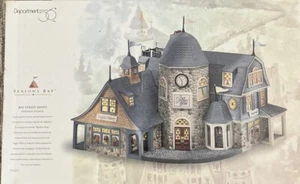 DEPT 56 SNOW VILLAGE SEASONS BAY ~ BAY STREET SHOPS BUCHECKE & MILLINERY 990 - Bild 1 von 2