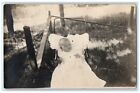 1909 jolie petite poussette bébé robe blanche photo RPPC postée carte postale antique