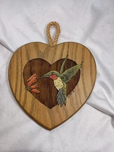 Colibrí sobre colgante de pared de corazón de madera de roble. Grabado láser 1992 Boho - Imagen 1 de 3
