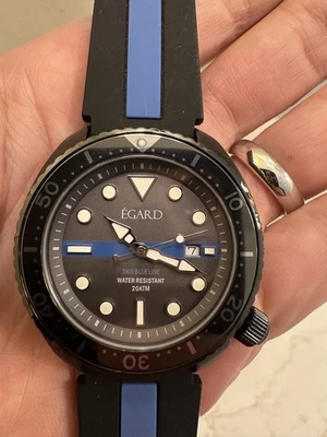 Reloj de buceo Égard 45 mm “Thin Blue Line” PVD negro con correa de goma TBL Foto 1 de 4