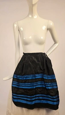 DELANTAL DE SEDA NEGRO A RAYAS AZULES DE LA GUERRA CIVIL DE 1860 PARA VESTIDO CON CORBATAS BORLA Foto 1 de 4