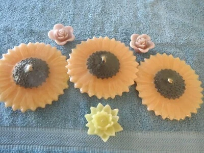 VELAS FLOTANTES--3 Girasoles-7" de diámetro/3 velas de flores pequeñas-2.5"-3" de diámetro Foto 1 de 4