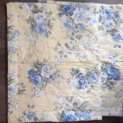 Laura Ashley Maybelle 黄色和蓝色绗缝花卉 (2) King Shams 20X36 — 第 1/4 张图片