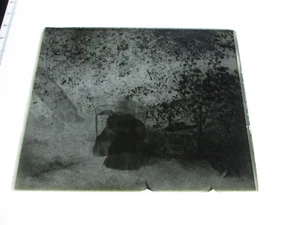 LATE 1800s or EARLY 1900s GLASS NEGATIVE,  LITTLE GIRL OUTSIDE, DARK. - Picture 1 of 1