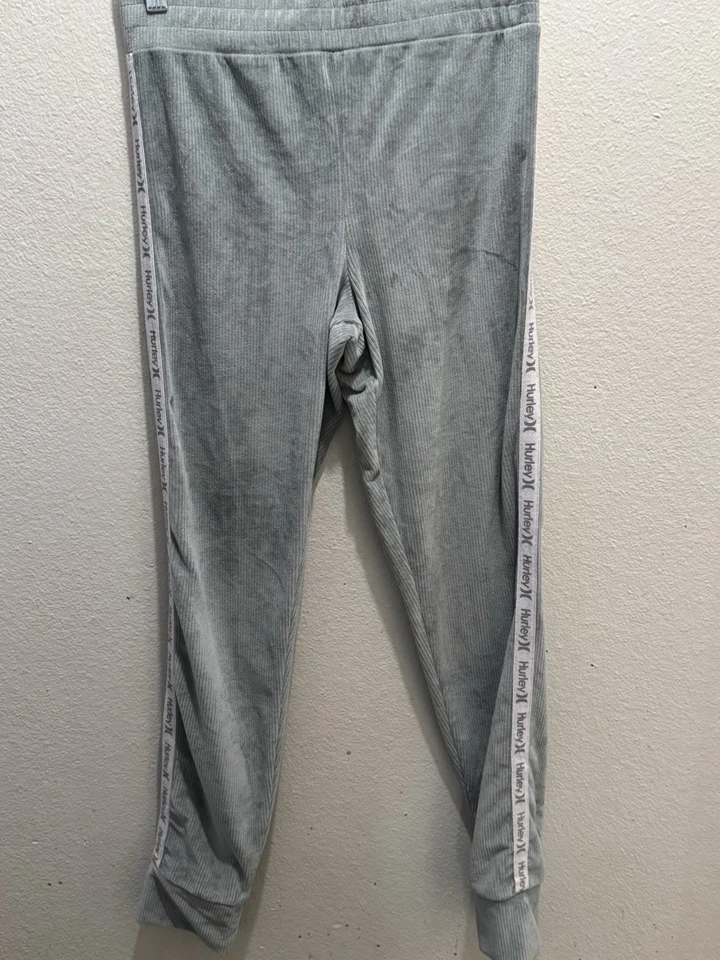 Pantalones suaves verdes claros Hurley para niñas con rayas Hurley en cada pierna medianos Foto 1 de 4