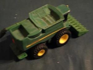 John Deere ERTL Green Die-cast Plastic 5" Toy Farm Combine Vehicle 1/64 Scale - Picture 1 of 2