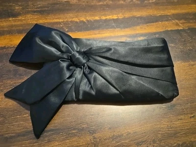 Bolso clutch Steve Madden con lazo negro satinado con cierre de cremallera Foto 1 de 4