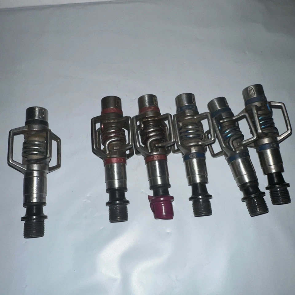 Лот из 6 (5) Crankbrothers взбиватель яиц 3 (3blue1red) - (1) взбиватель яиц 2 педали - Изображение 1 из 4