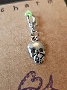 CLIP ON CHARM SCHÄDEL FÜR ARMBAND SCHLÜSSELRING HANDTASCHE REISSVERSCHLUSS HALLOWEEN  - Bild 1 von 4