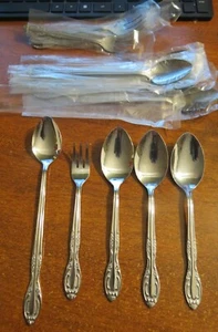 17 pcs Customcraft Stainless Floral Flatware Taiwan -NEW! - Picture 1 of 3