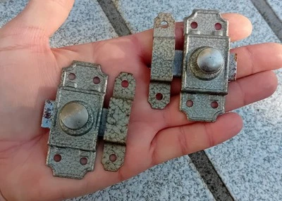 Lot de 2 Anciennes Targettes / verrous / loquets de porte en métal  N°109C - Photo 1/4
