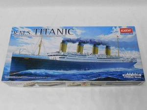 1/700 Academy RMS TITANIC British Cruise Ship Plastic Model Kit Complete 14402 - Picture 1 of 2