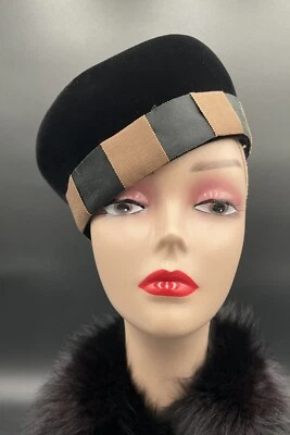 20 世纪 50 年代药盒黑色丝绒帽子棕色和黑色格子丝带装饰-Linda Farrell — 第 1/4 张图片