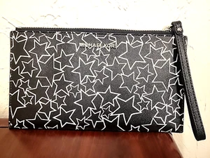 Rare Michael Kors Black with White Outline Stars Flat Wallet Wristlet - Picture 1 of 3