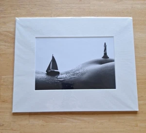Stampa fotografica arte Allan Teger Bodyscapes barca a vela avvicinamento faro BW - Foto 1 di 19