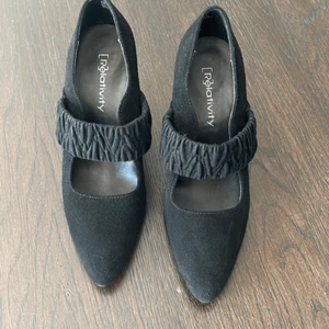 Relativity Women's Brinkley Pump Suede Heels 3" Slip On Ruche Strap Black 8M - Picture 1 of 9