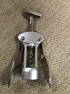 Neu Delta Air Lines Flügel Korkenzieher Weinflaschenöffner Zinklegierung Preis $8,50 - Bild 1 von 3