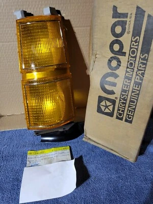 Nuevo de Lote Antiguo Mopar 4174885 LH Marker Turn MINIVAN Dodge Caravan Plymouth Voyager 1984-86 Foto 1 de 2