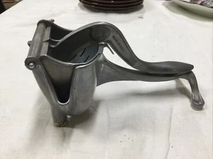 Vintage Wear-Ever Aluminum Jiffy Juicer/Fruit Press, Citrus Squeezer w/ Strainer - Picture 1 of 12