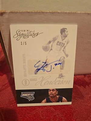 2012-13 Panini Signatures Red Foil Stars Gerald Henderson 1/5 Foto 1 de 3