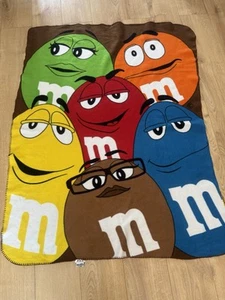 Manta polar multicolor de doble cara para personajes M&M Candy Throw - Imagen 1 de 7