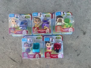 CoComelon 5 Stück Spielfiguren & Fahrzeuge 1 1/2 - 4 Jahre NEU im Karton - Bild 1 von 2