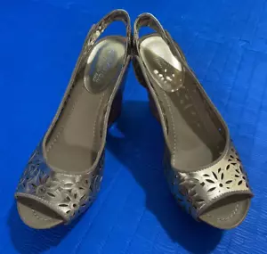 Kenneth Cole Reaction Sandal Soley Roller 2 Suede Slingback Gold Size 6.5M New - Picture 1 of 10