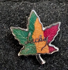 Spilla cappello/bavero vintage smaltata marijuana portafortuna rosso, giallo, verde misura 5/8" per 3/4" - Foto 1 di 1