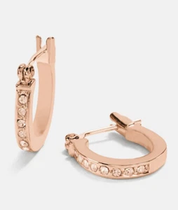 Pendientes Huggie COACH Pave Signature Oro Rosa Bisagras Cierre Trasero a Presión $78 - Imagen 1 de 3