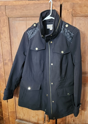 Giacca antipioggia Michael Kors donna nera e oro isolata taglia M