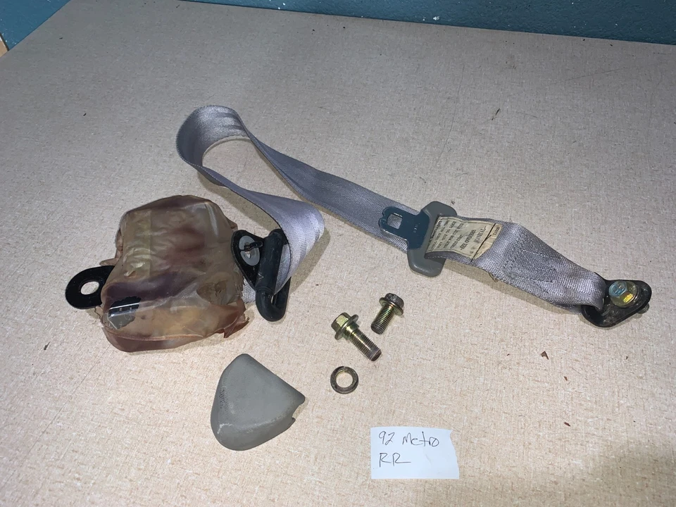 89 90 91 92 93 94 Geo Metro 2 puertas DERECHO TRASERO cinturón retractor Foto 1 de 3