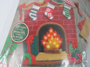 Bucilla Kit Feltro Camino Luminoso Natale Luci Led 2017 Sigillato T - Foto 1 di 9
