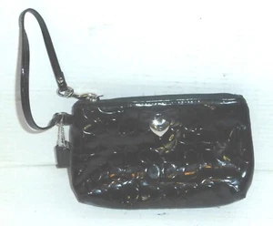 Muñequera Coach Signature de charol con cierre de cremallera y medallón Sweetheart - Imagen 1 de 13