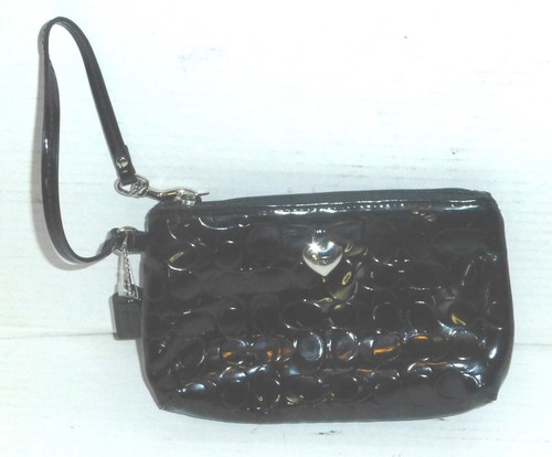 Bracciale Coach Signature in pelle verniciata con chiusura zip e medaglione a cuore