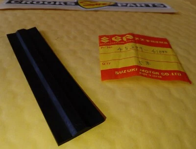 NOS 45299-41000 RM125 RM250 RM370 etc. Cojín de goma base asiento trasero suzuki Foto 1 de 4
