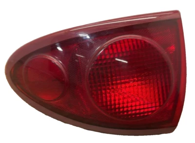 2003, 2004, 2005 - CHEVY CAVALIER Right Tail Light Assembly Rh -r  OEM: 15142167 - Imagem 1 de 4