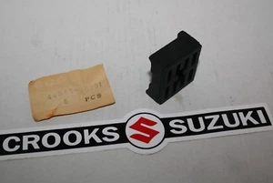 NOS 44541-20301 RM80 1980 / 1981 Original Suzuki Kraftstofftank Gummipolster - Bild 1 von 3