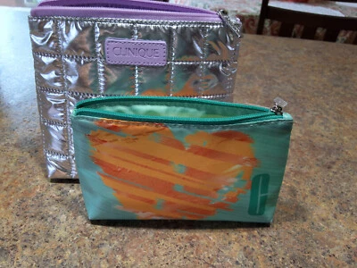 2 NUEVAS Bolsas de Maquillaje Clinique Estuche de Tren Plateado y Verde Más Pequeño con Corazón ¡REGALO DE NAVIDAD! Foto 1 de 4