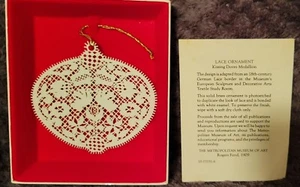 Metropolitan Museum of Art Christmas Ornament - Kissing Doves Medallion 1980's - Picture 1 of 2
