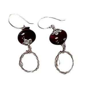 Pendientes colgantes artesanales de vidrio púrpura y alambre de plata joyería ligera - Imagen 1 de 4