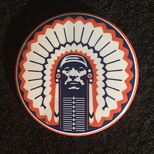 Chief Illiniwek University of Illinois 2,25" pulsante/spilla - combattimento Ilini  - Foto 1 di 1