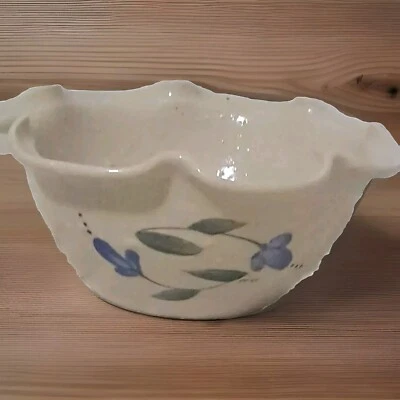 Tigela KOVAK POTTERY azul rosa flor borda com babados Seagrove NC média 1998 - Imagem 1 de 4