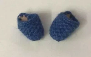 Miniature Dollshouse Accessories Navy Blue Hand Knitted Slippers 1/12th Scale - Picture 1 of 3