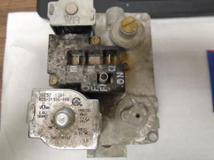 White Rodgers Gas Valve 36E52 204; 025-31996-000; Nat. Gas-"USED" - Picture 1 of 2