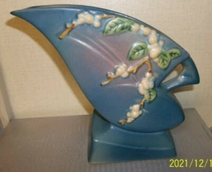 VASO ROSEVILLE VINTAGE "SNOWBERRY" #IFH-7 -FORMA RARA - BLU - ALTO 7 1/4" - Foto 1 di 12