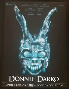 DONNIE DARKO - LIMITED EDITION π 3 DVD + BOOK DA COLLEZIONE & CARTOLINA β‘ NUOVO - Foto 1 di 5