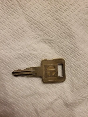 Llave de latón vintage Cat Caterpillar logotipo 'Military C' 5P8500 Foto 1 de 3