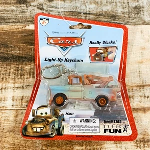 [NUEVO SELLADO] 2006 Disney Pixar Cars Mater Llavero Iluminado Basic Fun Inc. - Imagen 1 de 2