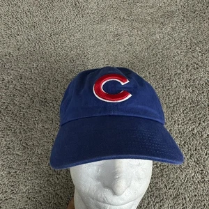 Cappello Chicago Cubs Uomo OS Blu Strap Back Berretto Regolabile MLB Baseball '47 LEGGI - Foto 1 di 10