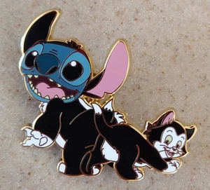 Pin Fantasía - Gatos Disney - Puntada con Gatito Figaro frotando glúteos - Imagen 1 de 2